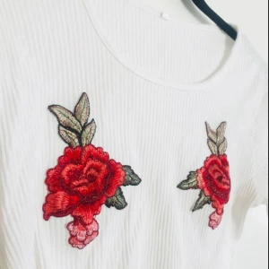  - 🌹supersöt topp med rosor, funkar på xs-m beroende på hur man vill att den ska sitta 🌹