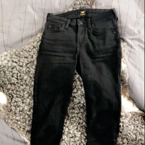  - Ett par nästan helt oanvända Lee Jodee Jeans. Köpta på Carlings i Luleå. Helsvarta och slim fit, dom är stretchiga och sitter jättebra! (Gick inte att få med hela byxan på bilden)💘 Om du är intresserad kan du smsa 070-246 04 15
