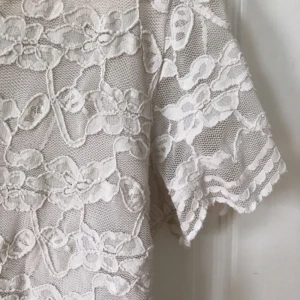  - Supersöt blus i spets från H&M! Använd ett fåtal gånger men i fint skick. Kan mötas i Uppsala eller skicka, frakten går på 12kr❤🌹