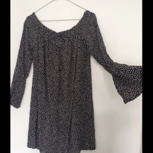 - Offshoulder klänning med a-form från H&M. Köparen står för frakt✨