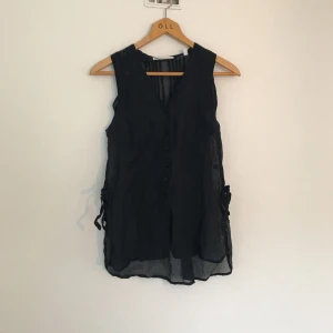  - Såååå fint transparent linne från HOPE! Mörkblått och skönt. Använt typ tre gånger 