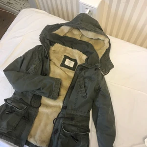  - Snygg militärgrön höst/vinterjacka från hm. Köparen står för frakten. Kan hämtas också runt Vadstena, Skövde, Tibro eller Karlsborg. 