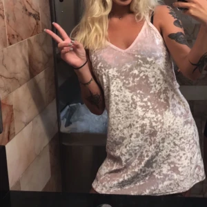  - Säljer denna fina babyrosa klänning, storlek S men är oversize på mig som har storlek S.  Passar XS-L beroende på hur man vill ha passformen.  Kan mötas upp i Kalmar/Norrköping - eller så står köparen för frakt! 