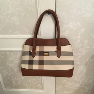  - En helt oanvänd väska från ett märke som heter silver and polo. Har haft denna i flera år men den har aldrig kommit till användning:(<3 