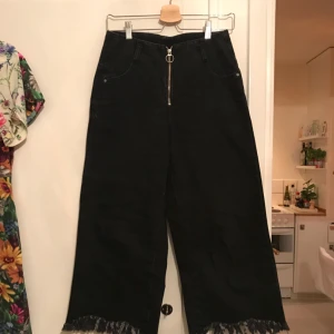  - Svarta culottejeans från zara. Möts upp i Sthlm eller skickar mot fraktkostnad. 