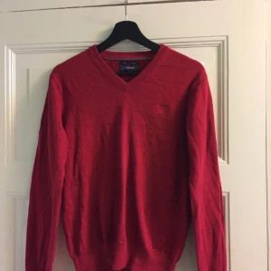  - Röd Gant tröja. Storlek S. Knappt använd. Frakt tillkommer, kan mötas upp i Lund/Landskrona/Asmundtorp.  Pris kan diskuteras vid snabb affär