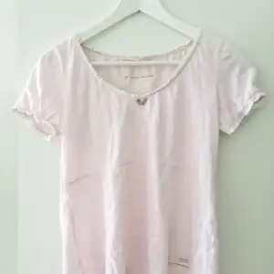 ✨ T-shirt från Odd Molly ✨ Använd max 5 gånger ✨ Storlek 1, vilket motsvarar S ✨ Betalning via swish och jag fraktar endast