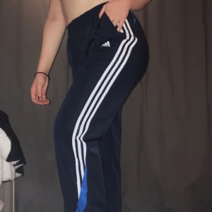  - As Najs adidad byxor i prassel material, de är mörkblå med en del detaljer. De är hela och rena- väldigt gott skick 