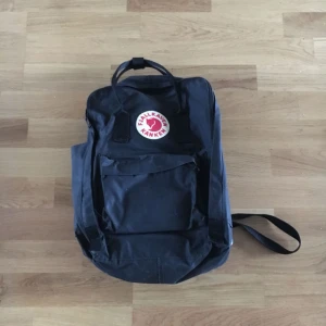  - Snygg rygga (konken) från Fjällräven, mellanmodellen i svart och i jättefint skick! Passa på att fynda!😘✨♥️ Eventuell frakt betalas av köparen😘♥️