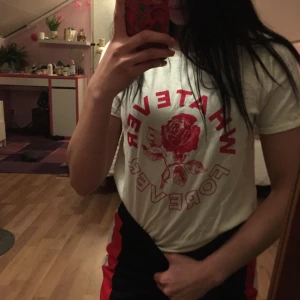  - Whatever Rose forever T-shirt från Ginatricot har använda 2-3 gånger. Stolek medium 
