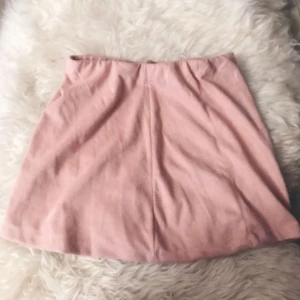  - Super gullig kjol från brandy melville, aldrig använd! Onesize men skulle säga att den passar strl XS-s.  Köparen står för frakt annars kan jag mötas upp i Falun! ✨