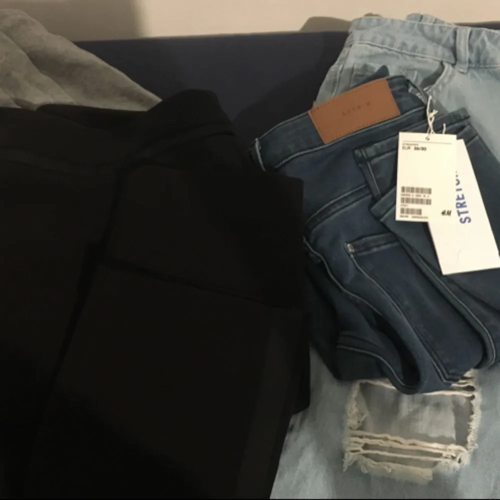 • Grå ”träningsbyxor” från Twintip, storlek M • Svarta byxor, från H&M, storlek 36 • Ljusblå boyfriend jeans med hål, från Noisy May, storlek W26 L36 (S/M) helt ny • Blå jeans, high waist, super stretch, från H&M, storlek 26/30 (S) helt ny  Fler bilder? Instagram: ckloec Snapchat: ckloec. Jeans & Byxor.