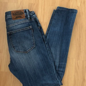  - Crockerjeans som är i ett nytt skick, använda ett fåtal gånger, max 4.