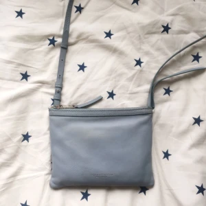  - Tiger of Sweden "Ortisei". Funderar på att sälja denna, kom med ett bud! Originalpris 1299kr. Bild 2 och 3 visar defekterna