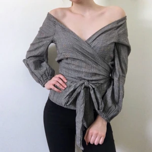  - Helt ny wrap-around tröja från Bik Bok🍀 endast provad, prislappen är kvar, nypris 300kr ~ frakt tillkommer