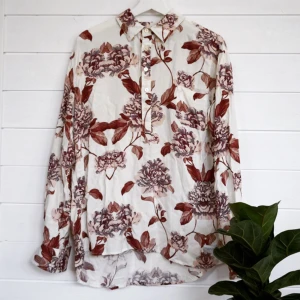  - Den är lite oversize i storleken om jag inte minns helt fel. Säljer då den inte kommer till användning.  Från drop Dead, oliver sykes (bring me the horizon), klädmärke. I bra skick.