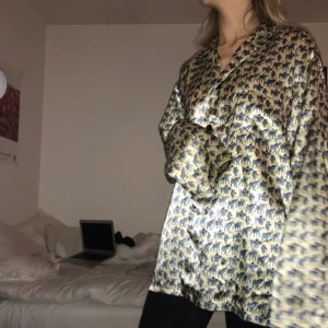  - Glansig skjorta med massa små ryttare på. Sjukt skön och luftig. Perfekt till både vinter och sommar.  Köparen står för eventuell frakt❤️