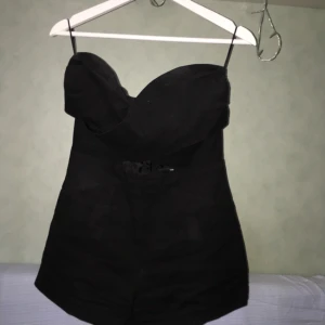  - Svart romper från H&M, använd fåtal gånger. Frakt tillkommer