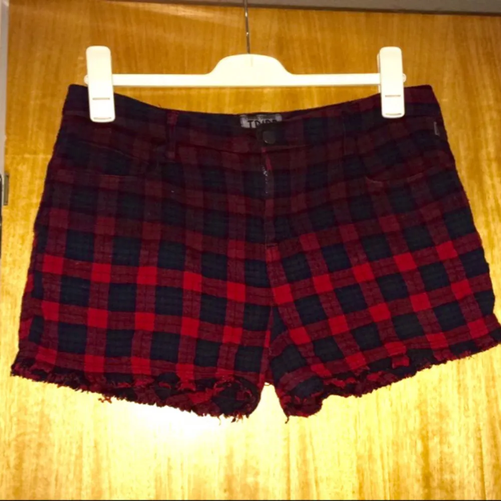 Rutiga shorts i flanelliknande tyg med ombreeffekt. Mycket bra skick. Storleken är märkt med 31/13 men känns som 42. Finns på fler sidor.. Shorts.