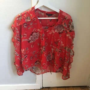  - Fin blus från river island 