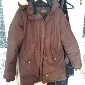  - Säljer denna fina Peak performens jacka i nyskick knappt använd hel och ren.  Det är en dun jacka så den är riktigt varm och skön  Givetvis äkta Peak jacka.  Kan skickas men köparen står för frakten . Priset kan diskuteras vid snabb affär 