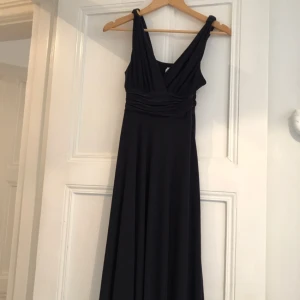  - Marinblå klänning. Relativt lång. Passar allt från XS-M