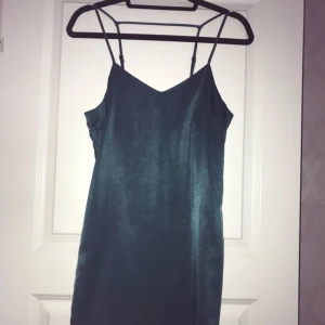  - Turkos/grön fin klänning från H&M, endast använd 1 gång. Kan mötas upp i Sundsvall annars tillkommer frakt på 20kr.