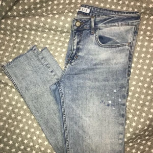  - Ascoola jeans från Zara! Storlek 38 men passar 36, midwaist! Slitningar längst ned och färgstänk lite överallt, väldigt snyggt! Frakt tillkommer, möts gärna, tar swish!