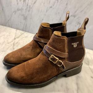 Klassiska skor från Gant i brun mocka med läderdetaljer och spänne i guld.  Kan mötas upp i Stockholm eller skickar med posten spårbart. 