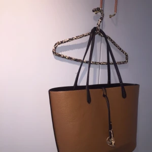  - Reversible Michael Kors väska i otroligt gott skick. Ingår även en mindre innerväska. Alltså två väskor i en! Kan mötas upp i Stockholm eller skicka med post. Köparen står för eventuell frakt. Först till kvarn:)