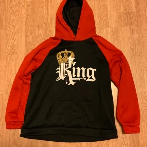 Svart/röd hoodie strl XXL - Helt oanvänd hoodie i strl XXL