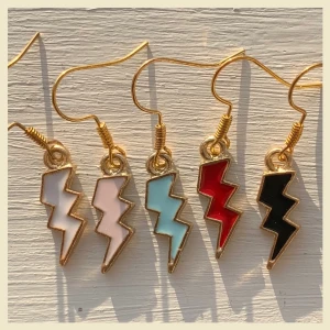 BLIXTÖRHÄNGEN - 💕💕💕Blixtörhängen, så unika och passar perfekt nu till sommaren! Frakten inkluderad