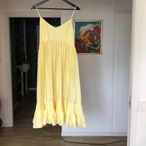 Yellow H&M dress size 42 - Almost new, worn only 3-4 times. Fits smaller sizes due to the style. A lemon meringue dream!!
