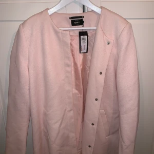 Rosa kappa - Rosa kappa ifrån only. Storlek L. Prislappen kvar så aldrig använd. 