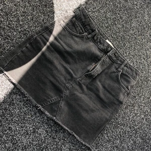 Jeanskjol från Mango - Jeanskjol från Mango i fint skick. Fri frakt 