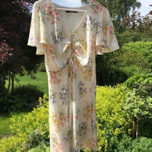 Sommarklänning - Jättefin vit sommarklänning med blommor på! Köpt på Bikbok i storlek m. Frakt ingår i priset och det är bara att fråga om fler bilder önskas💞