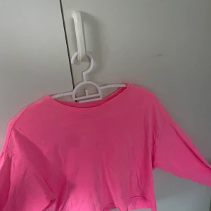 Neonrosa longsleeve🦋 - Säljer en jättefin neonrosa longsleeve! Oanvänd🥰Strl:XS/S. Den är lite croppad! Frakt tillkommer på 42 kr🥰