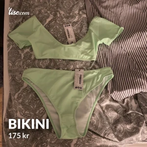 Bikini - En sjukt snygg neon bikini från boohoo, alla lappar kvar då jag såg att jag aldrig skulle få den på mig! Storlek 42 men skulle säga att trosorna är som 40 och att toppen är som en A eller B kupa💜
