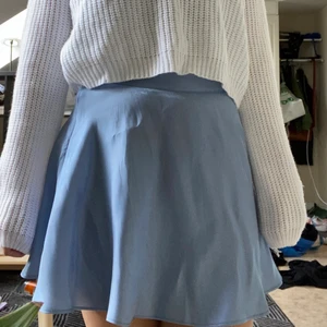 Blå glasig kjol storlek S - Blå satin kjol storlek S. Helt oanvänd. 50kr och frakt tillkommer💙💙