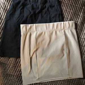 Kjolar  - Två kjolar, den svarta från mobil storlek xs men passar även s, den beiga från bikbok storlek s