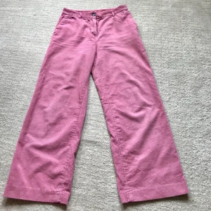 Manchesterbyxor från Monki! Strl 38 - Svinsnygga Manchesterbyxor från Monki. Härlig rosa färg, fickor där fram, en fejkficka där bak. Tunt och skönt material, något använda men inga skavanker! Benen är raka och går till anklarna!             Köpare betalar frakt, betalning via swish, puss