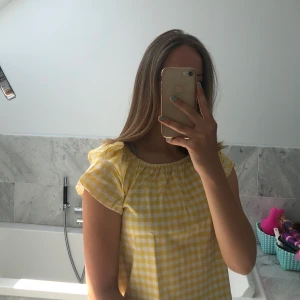 Söt sommart topp - Sjukt söt tröja till sommaren. Köpt på zara kids avdelningen så är i storleken 13/14 år och 164cm. Men sitter även hyfsat på mig som är 174cm. Bra skick! (Köparen står för frakt)