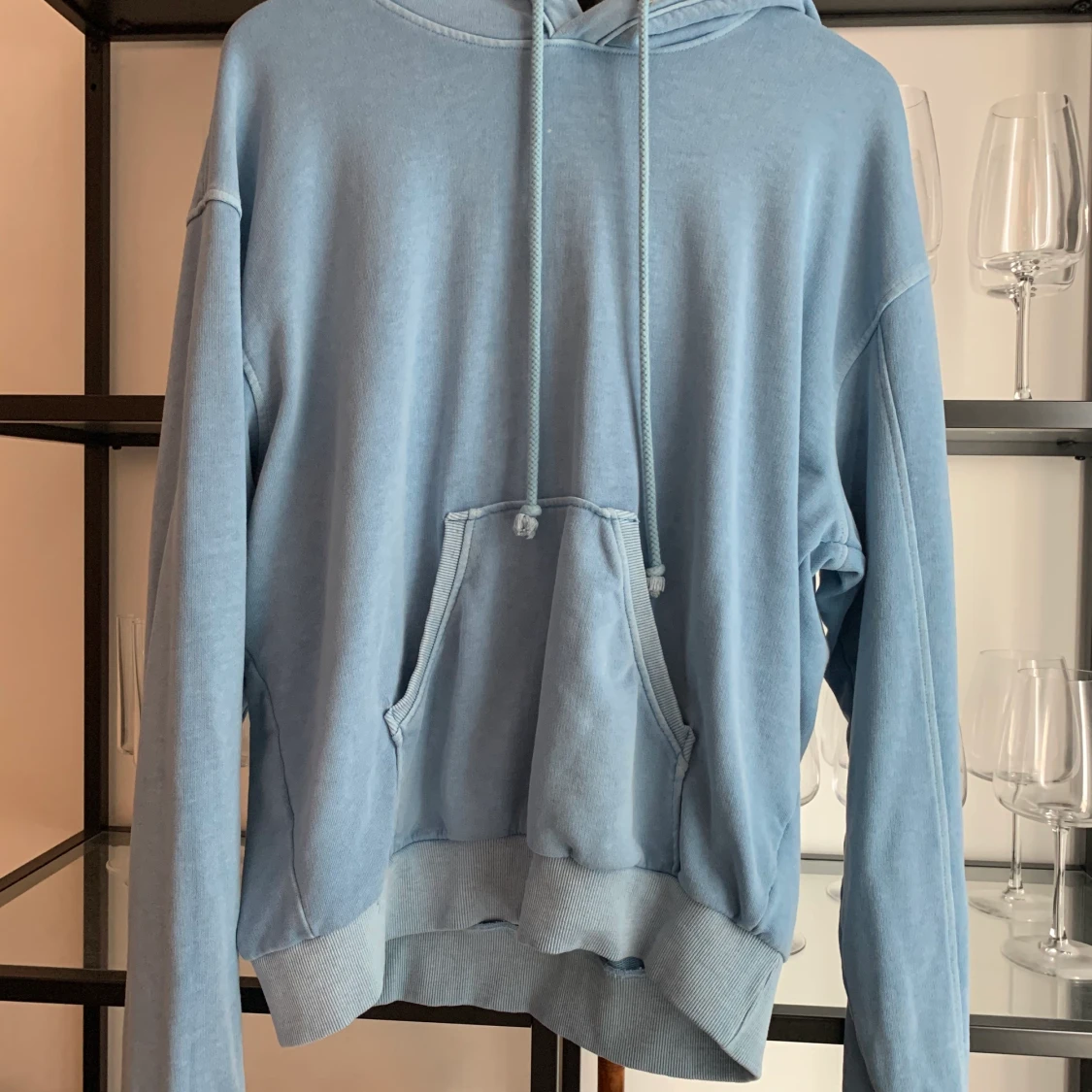 Blå goodiebag från weekday