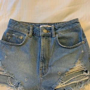 Shorts - Säljer dessa shorts i storlek 32.Köparen står för frakten.