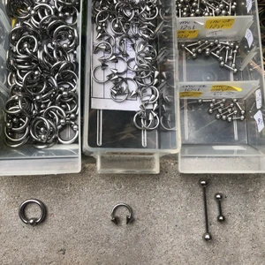 Piercing smycken - Piercing smycken från företaget Labero. Finns i kirurgiskt stål och i titan. Olika pris beroende på smycke. Såklart helt nya smycken från företaget. Hör av er vid köp och frågor. Pris+frakt.