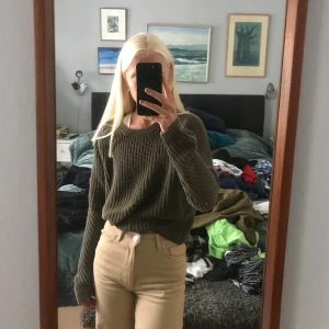Militärgrön stickad tröja - Säljer denna superdupersköna tröja från H&M då den inte är min stil längre. Kontakta vid intresse!💞