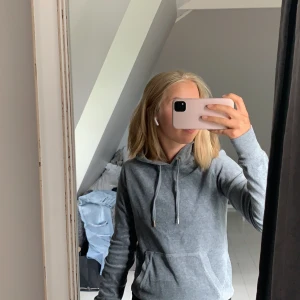 Jättemysig grå hoodie - Supermysig grå hoodie från hm i storlek xs. Köpt för särskilt tillfälle så använd endast under ett tillfälle. 