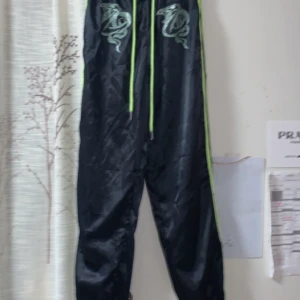 Byxor  - Silkes byxor från shein, knappt använda i bra skick. Med fina neongröna detaljer 