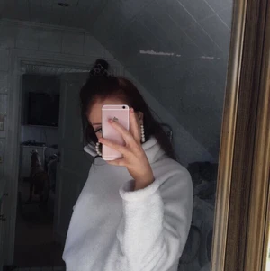 Mysig hoodie  - Världens mysigaste ”teddihoodie”, stor luva som man kan gosa ner sig i. Man kan styla den till mycket. Priset går att diskutera & frakten ligger på 30kr 💘💘💗tröjan har dock ett litet hål i sig vid luvan (be om bild) 