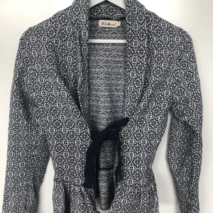 Kofta storlek S - En väldigt mjuk och skön kofta som liknar Odd Mollys märke. Denna kofta är köpt i Göteborg på butik ”Tessie”. Använd fåtal gånger 